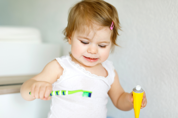 bebé lavandose los dientes