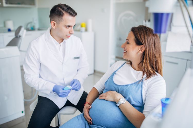 mujer embarazada revisando su salud dental