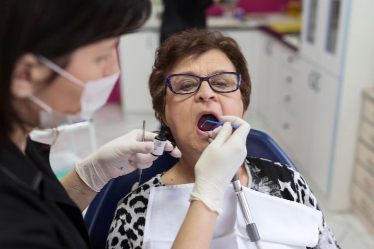 mujer mayor en el dentista