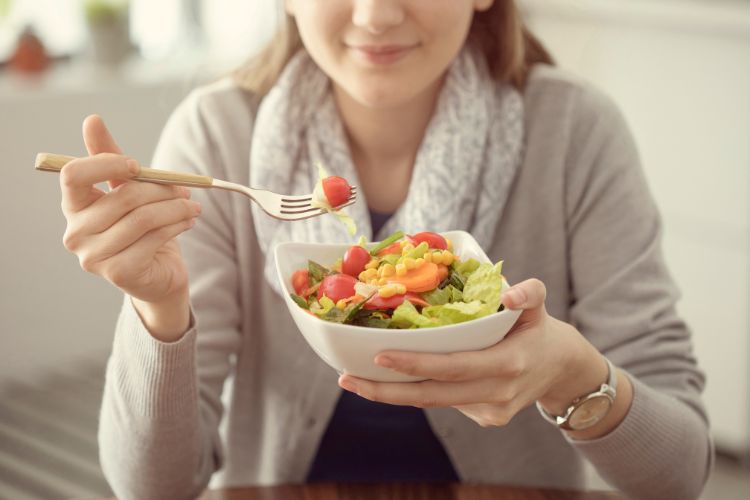 mujer comiendo comida saludable