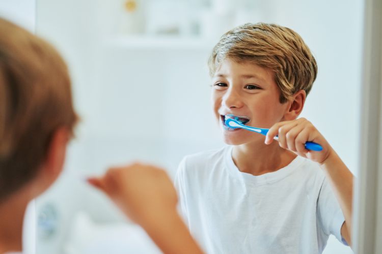 niño lavandose los dientes