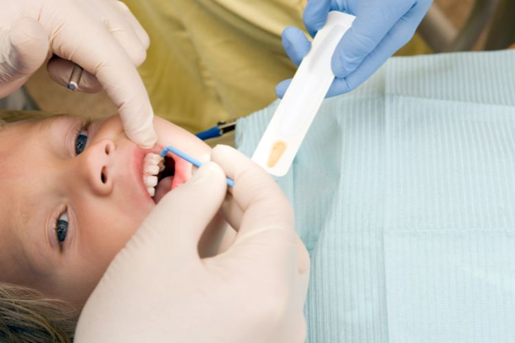 niño en clinica dental